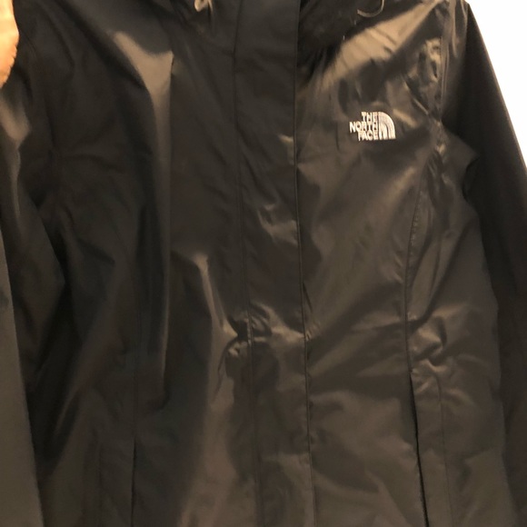 Barely worn north face rain jacket - Picture 2 of 6